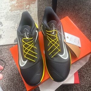 Nike Men's Black and Yellow Athletic Sneakers
